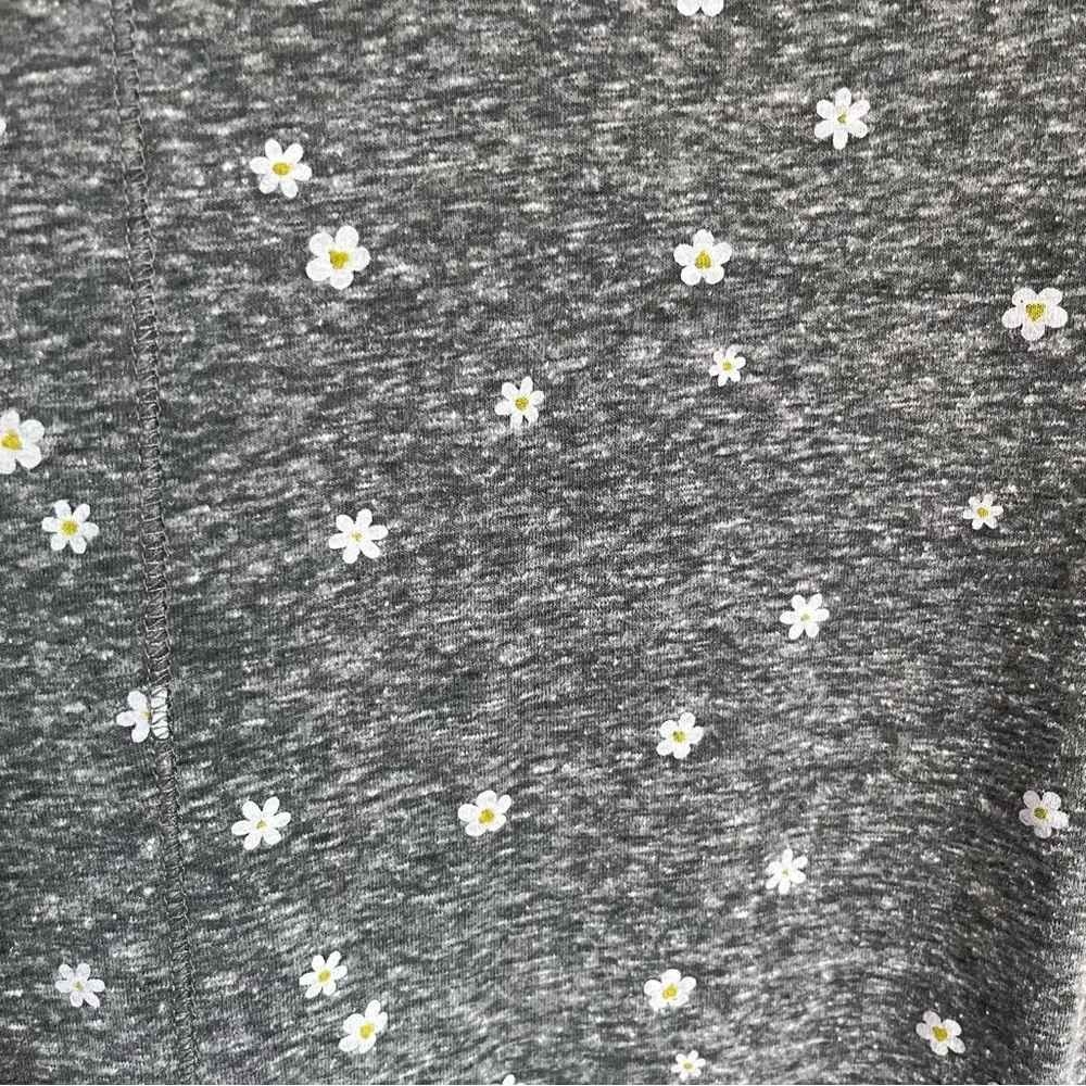 True Self Flower Print Gray Speckled Shortsleeve Top Women’s Gray Size Small